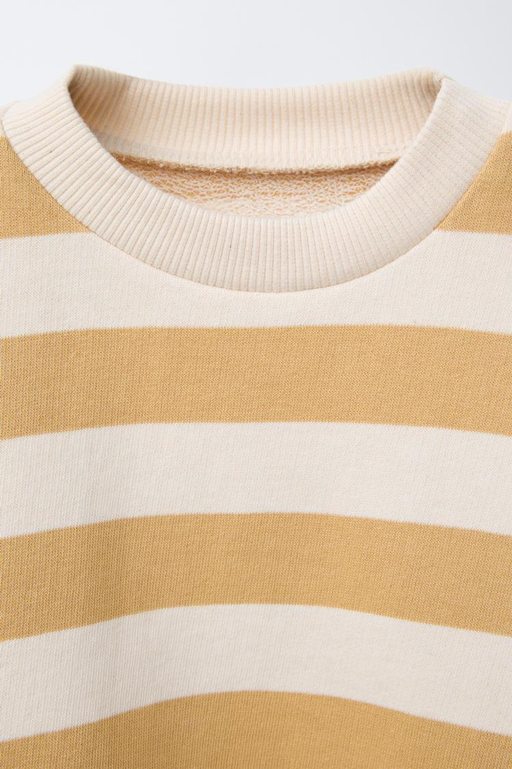 ZARA ТОЛСТОВКА В ПОЛОСКУ, ОХРА