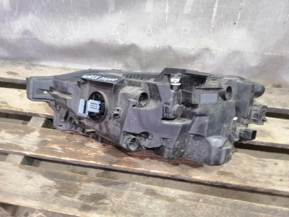 Фара правая LED Volvo XC60 2 17-21 Б/У Оригинал 31108601