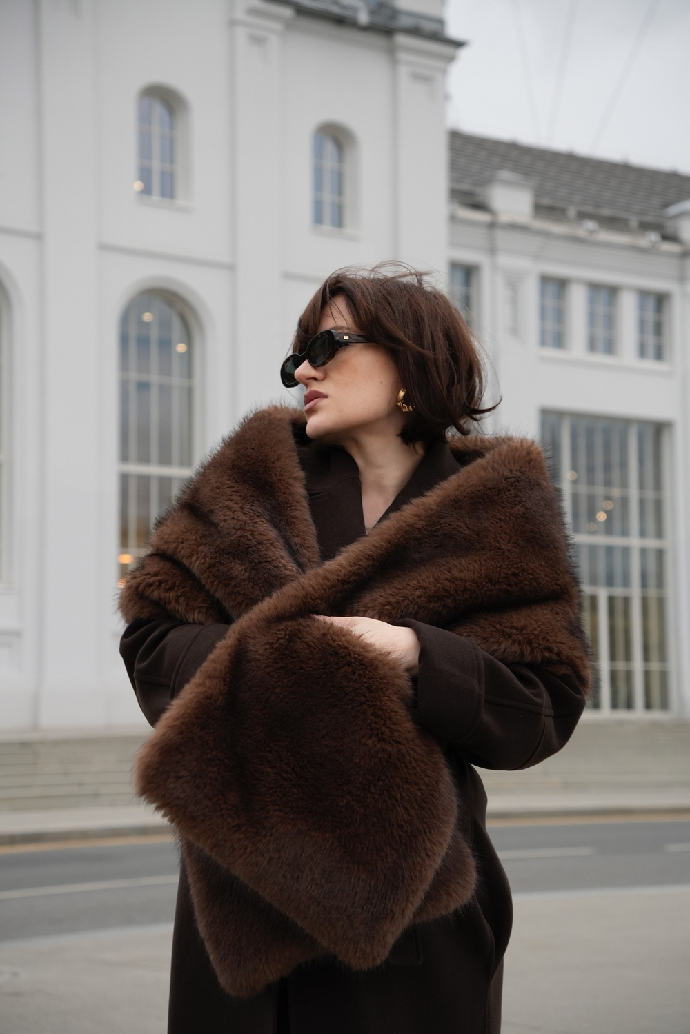 Меховой шарф с карманами шоколад