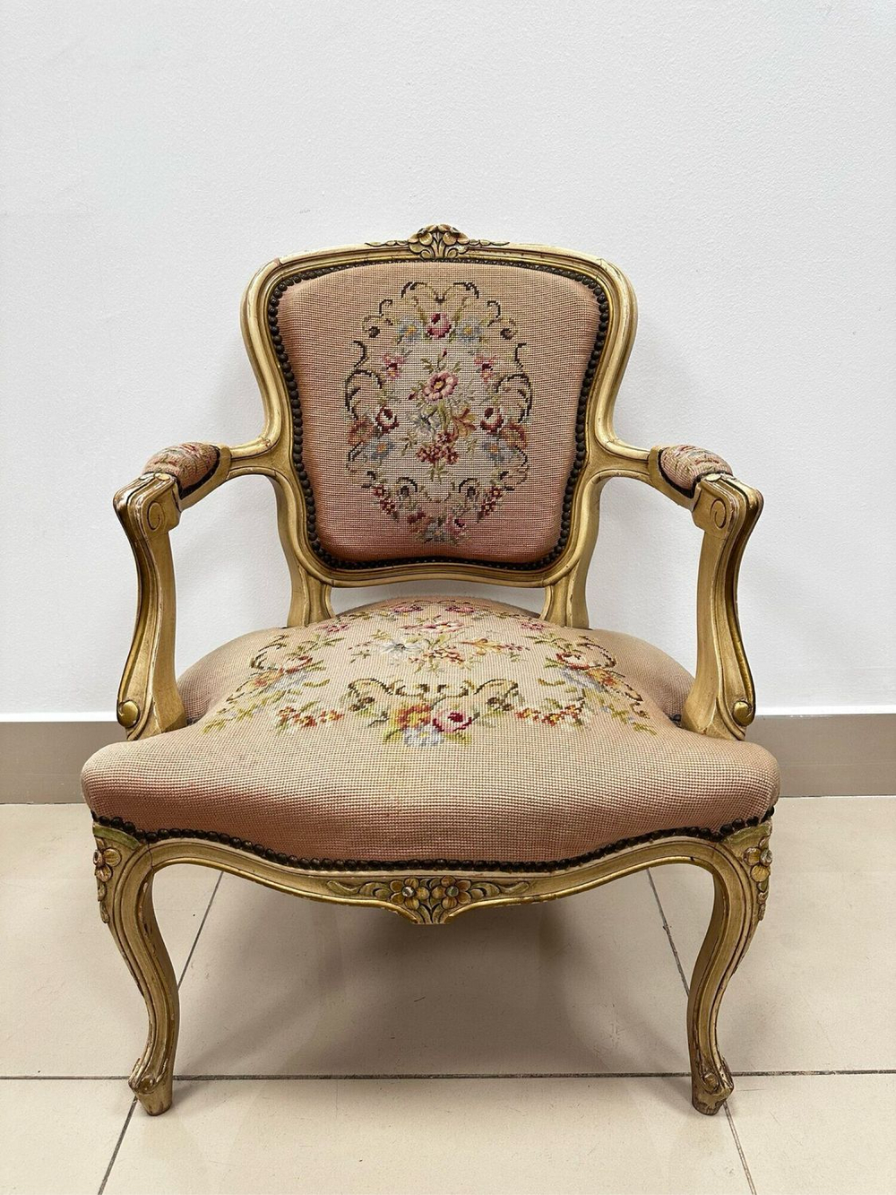 Старинное кресло с гобеленовой обивкой