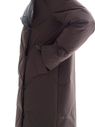 Длинный пуховик темно-шоколадного цвета с поясом