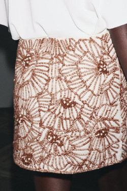 ZARA КОРОТКАЯ ЮБКА С ВЫШИВКОЙ В ВИДЕ ЦВЕТОВ — ZW COLLECTION, ЭКРЮ/КОРИЧНЕВЫЙ