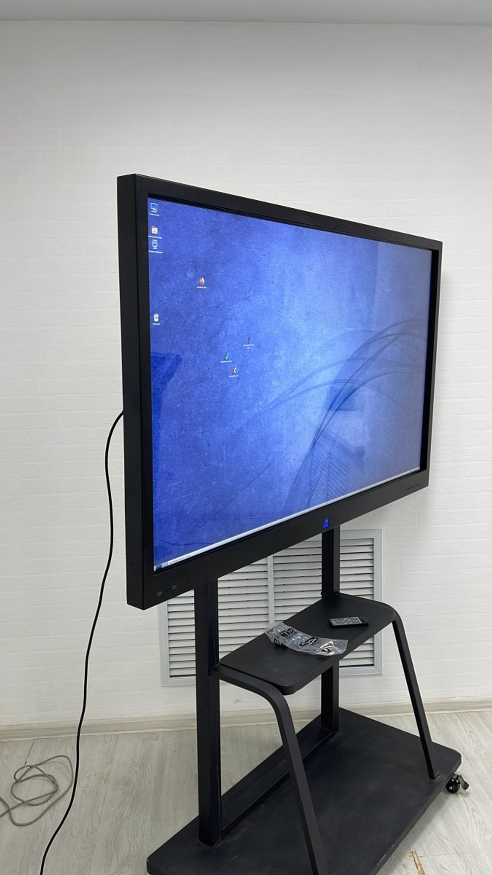 Интерактивная панель BM Intellect 98"