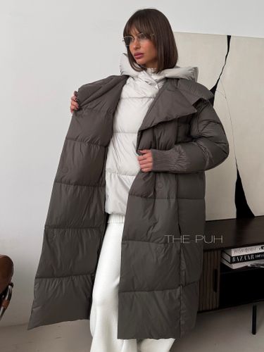 Бежевый удлиненный пуховик с контрастной жилеткой