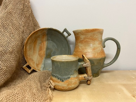 Чашка с деревянной ручкой кувшин и тарелка