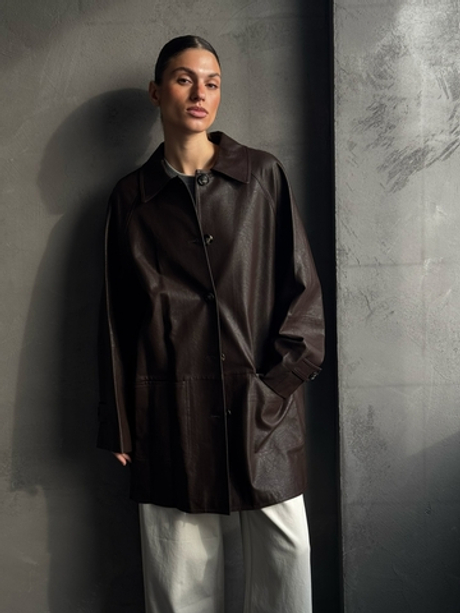 Коричневый кожаный плащ