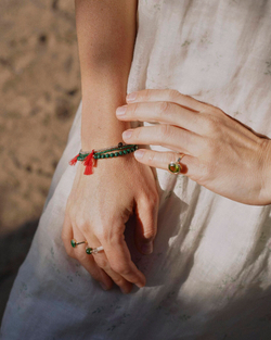 браслет из зеленого агата с красной кистью