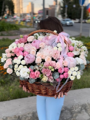 Авторская корзина с цветами