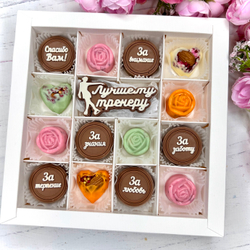 Шоколадный набор "Лучшему тренеру. Фигурное катание. Спасибо Вам...": шоколадка-надпись и 14 конфет ручной работы