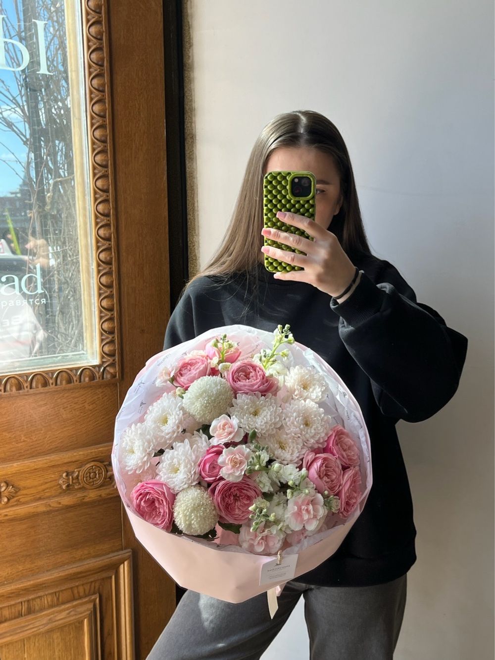 Букет из кустовых роз, кустовых диантусов, маттиолы и хризантемы