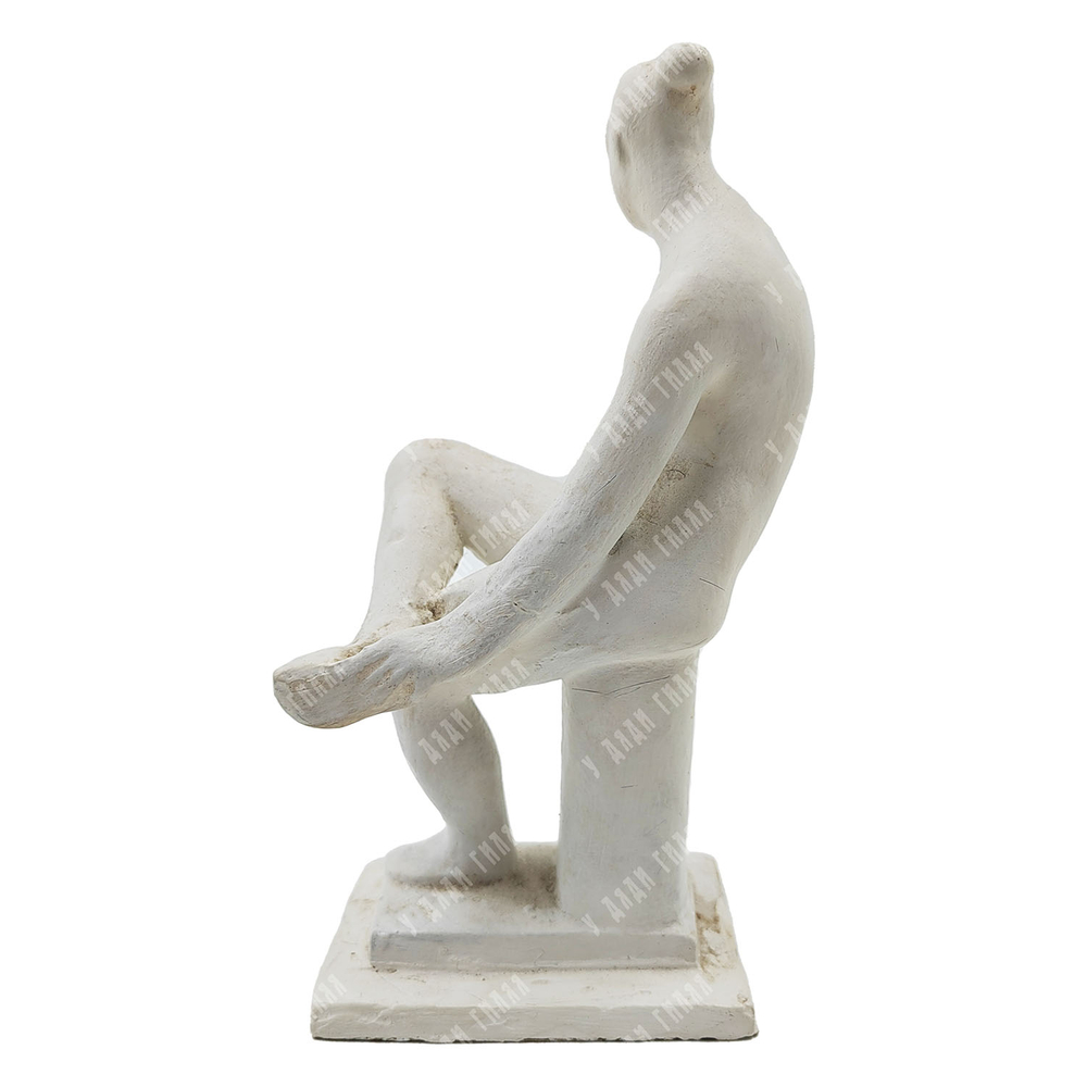 Матвеев А. Т. Скульптура из серии «Банька». Купальщица сидит, запрокинув ногу на ногу. Гипс. 1923