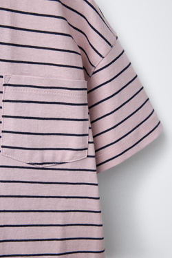ZARA ФУТБОЛКА ИЗ ТКАНИ В ПОЛОСКУ С КАРМАНОМ, СИРЕНЕВЫЙ