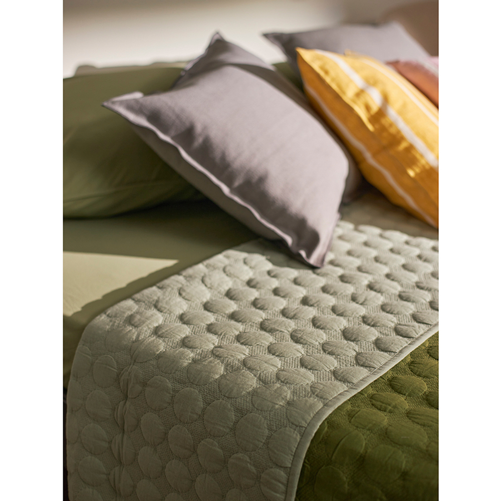 Покрывало стеганое solid dots оливкового цвета из коллекции essential, 230х250 см