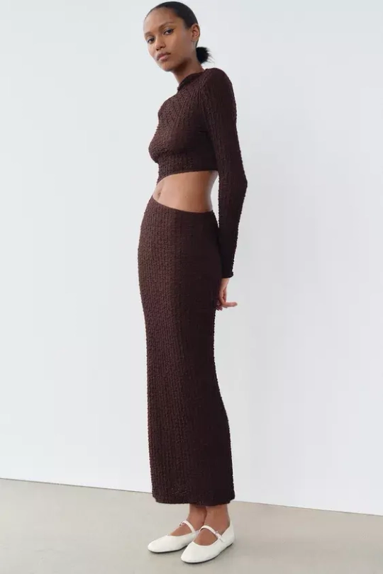 ZARA ПЛАТЬЕ ИЗ РЕЛЬЕФНОЙ ТКАНИ С ВЫРЕЗОМ, КОРИЧНЕВЫЙ