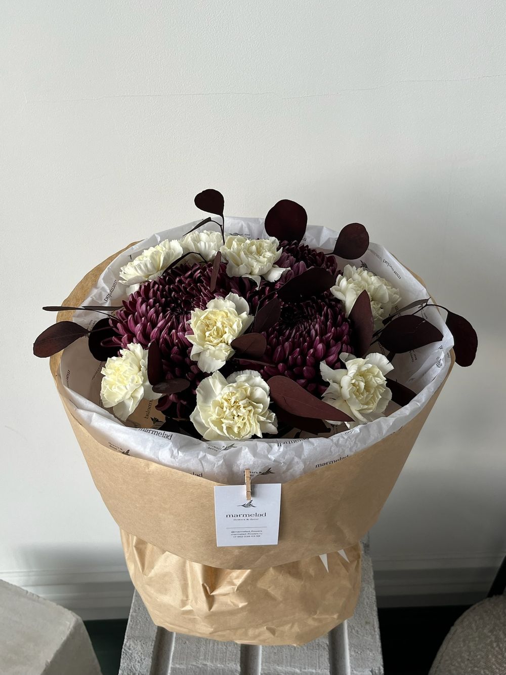 Букет из хризантемы бигуди, диантусов и эвкалипта