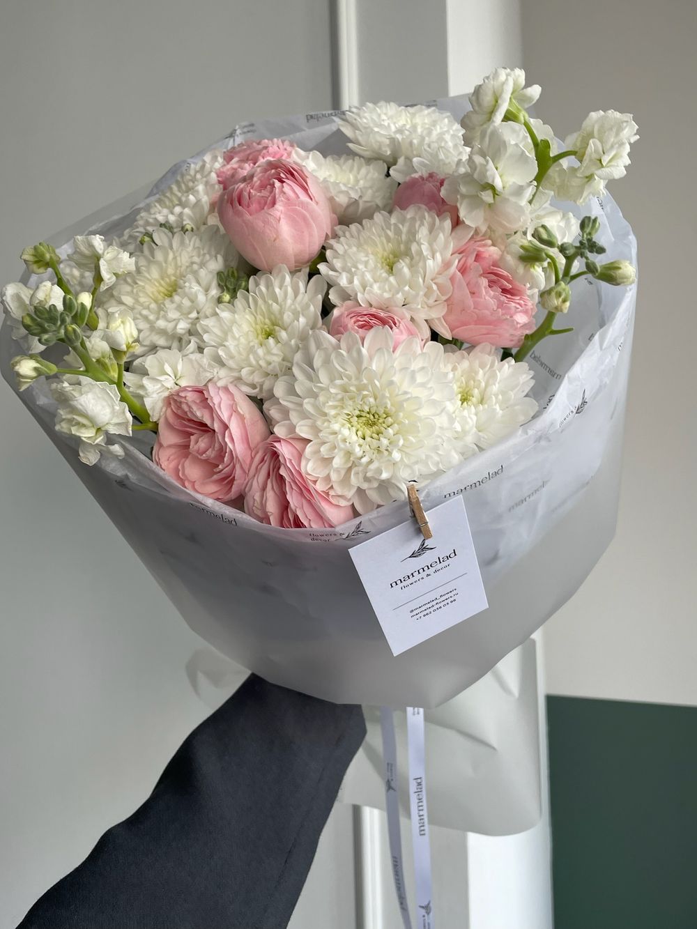 Сборный букет их хризантемы, маттиолы и кустовой пионовидной розы