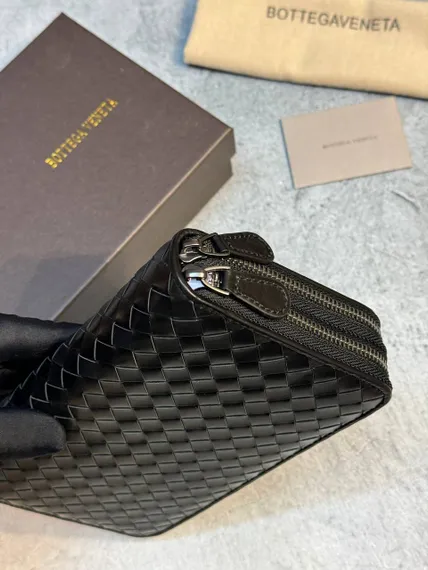 Кожаное портмоне Bottega Veneta черный с двумя отделениями