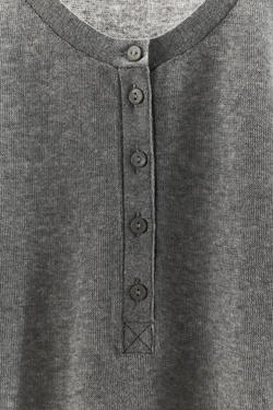 ZARA ФУТБОЛКА ИЗ СМЕСОВОГО ХЛОПКА НА ПУГОВИЦАХ, СЕРЫЙ