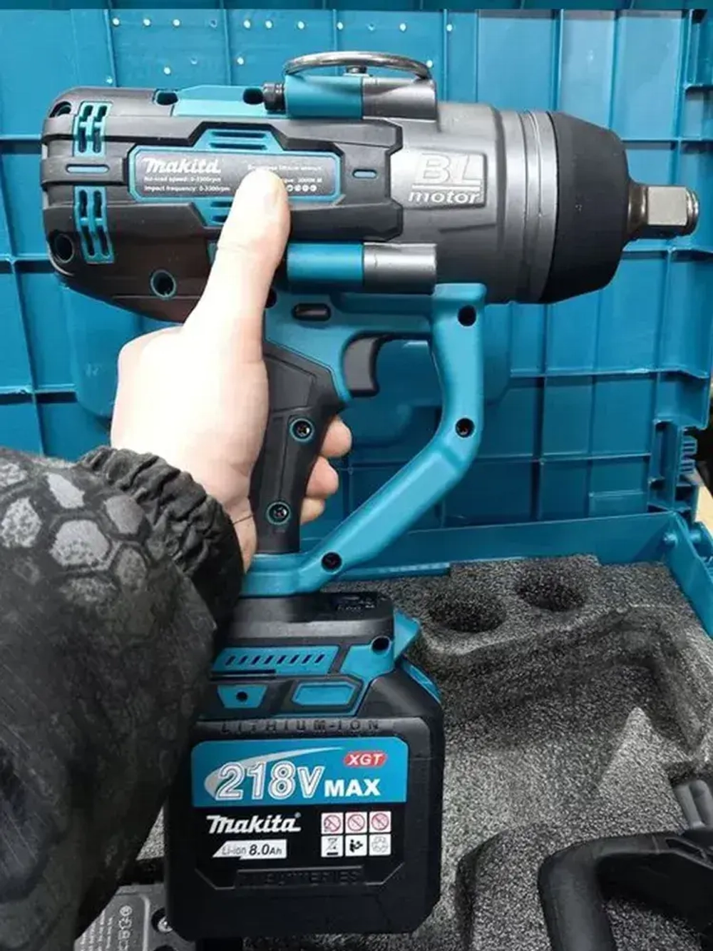 Гайковерт 3000нм аккумуляторный бесщеточный для грузовых автомобилей 2 акб 8 ампер кейс