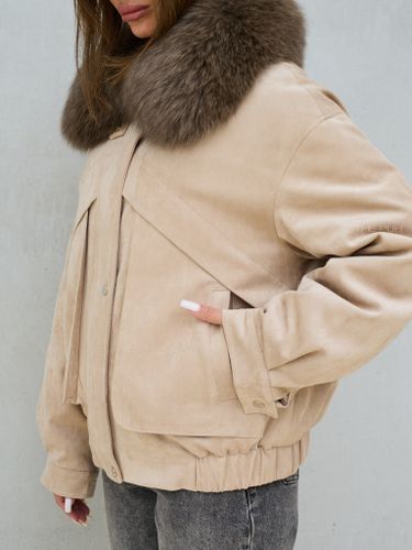 Объемная куртка бежевого цвета из замши