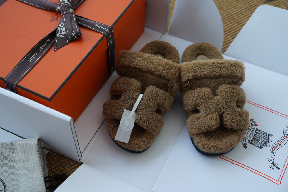 Сандалии из натуральной кожи и меха ягненка