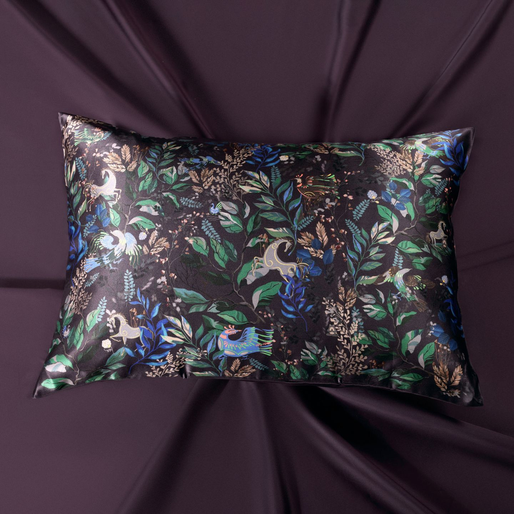 Наволочка 50x70 Mollen Таинственный лес ежевично-черная шелковая
