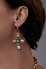 Серьги кресты с зеленым кристаллом и жемчугом, оттенок золото