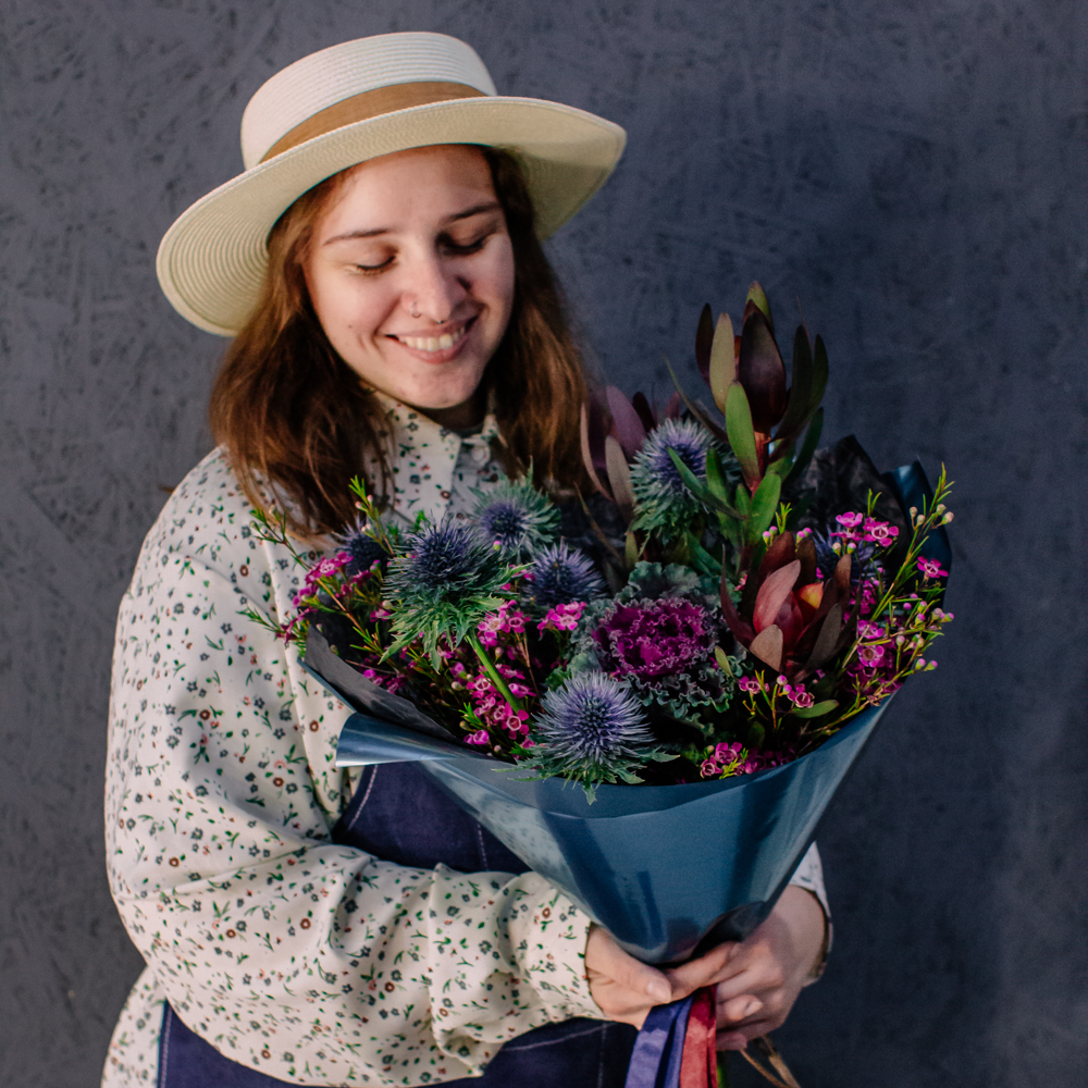 68. Элегантный темный букет с брассикой и эрингиумом