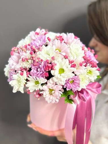 Композиция с кустовыми хризантемами и малиновой гипсофилой