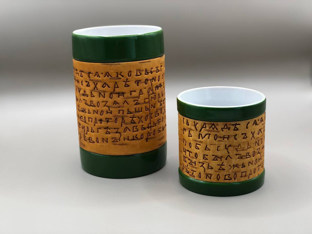 Набор из двух кружек, малая и большая, фарфоровые c берестой. Коллекция Onfim (Онфим) или Gramoty (Грамоты). 2 кружки без ручки, одной коллекции.
