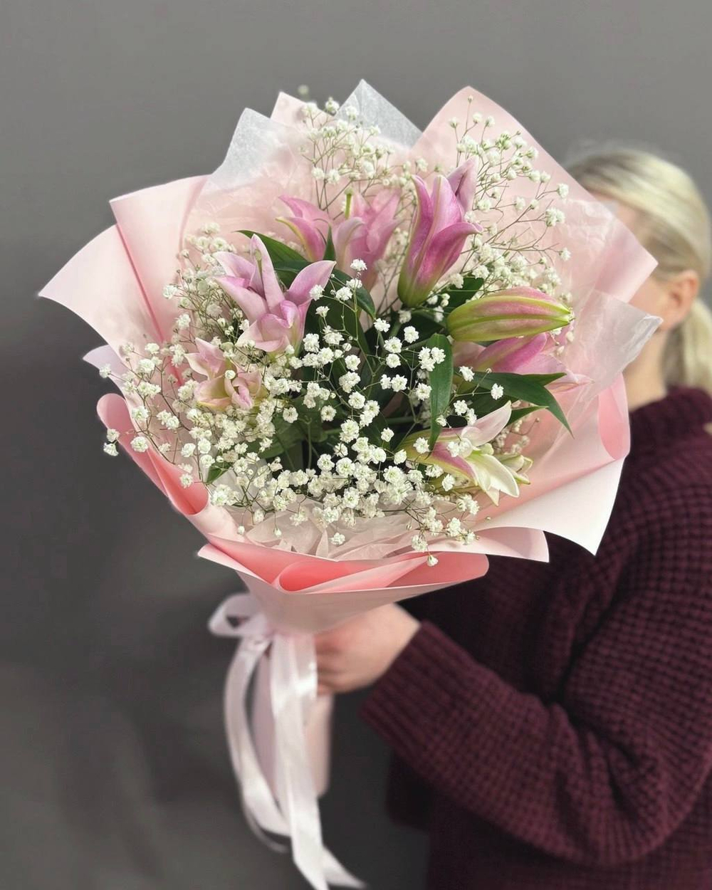 Букет с розовой лилией