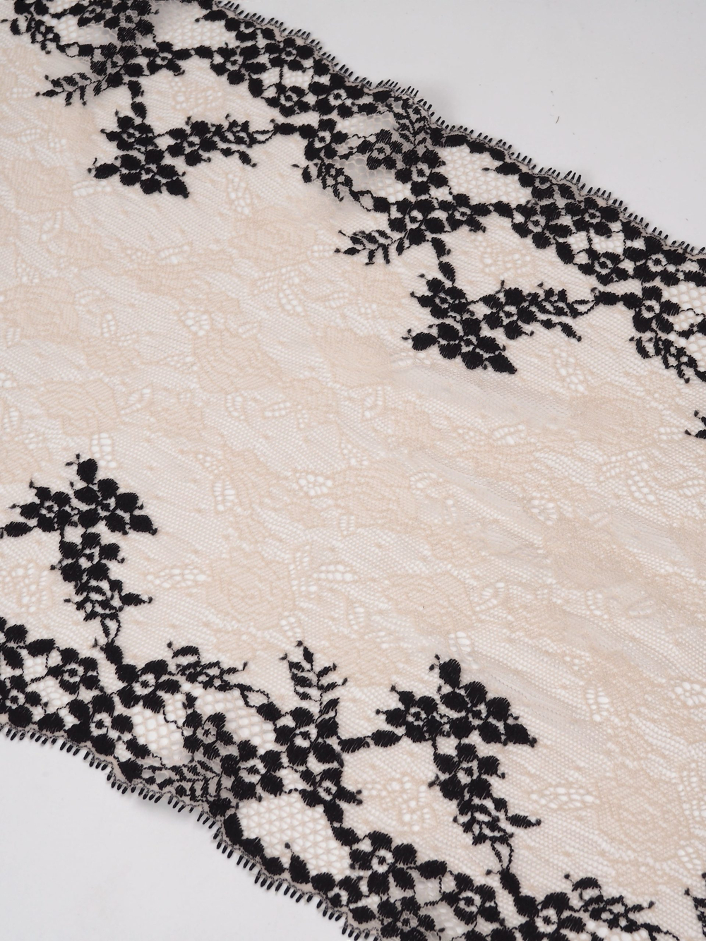 Эластичное кружево светло-бежевое с черным ширина 21 см ОТРЕЗЫ