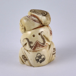 Нэцкэ Мальчик Карако с бревном