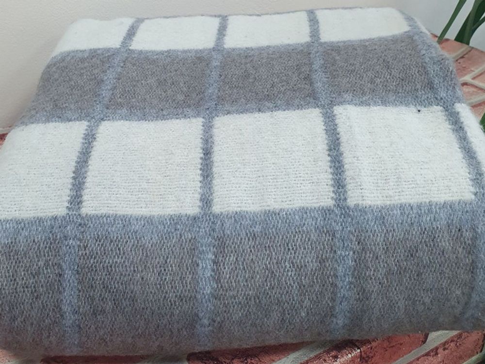 Одеяло полушерстяное "ВВ. БЕЛО-СЕРО-КОРИЧНЕВАЯ КЛЕТКА-1" ОПШ-1, 50% шерсть, плотность 400 г/м2, Россия.