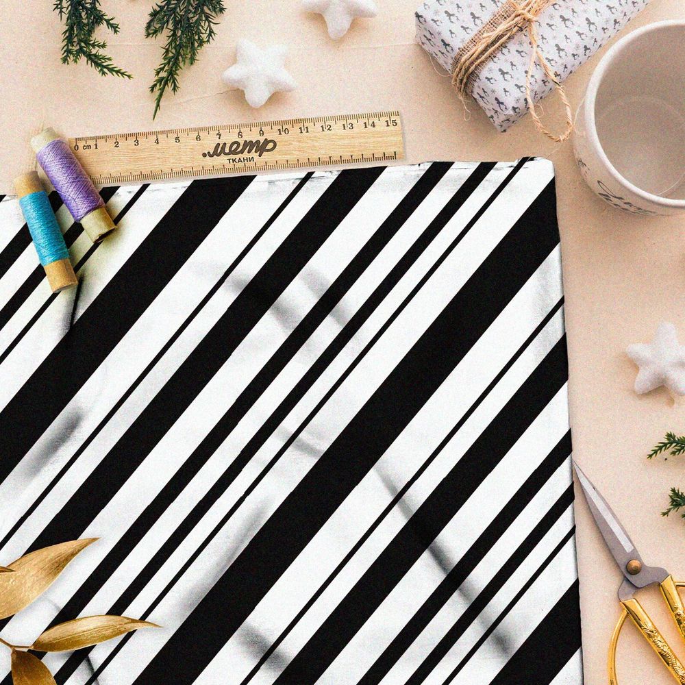 Ткань атлас принт с чёрными полосками на белом фоне