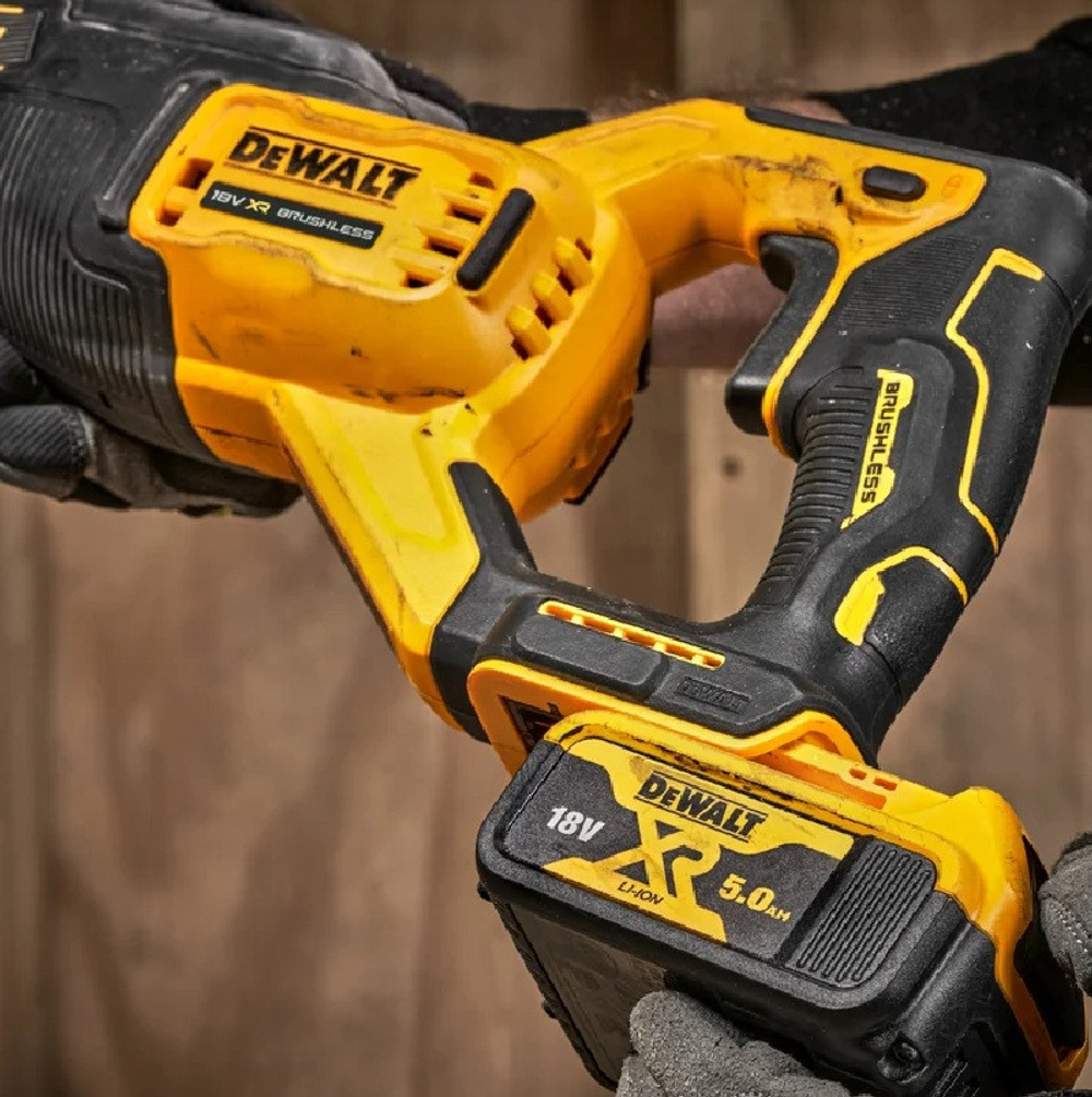Пила сабельная Dewalt DCS312N-XJ