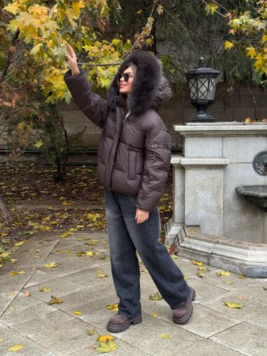 Короткий шоколадный пуховик с затяжками на рукавах