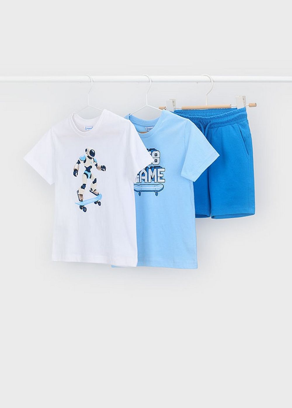 две футболки с шортами