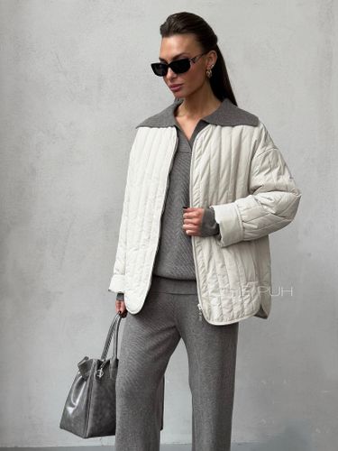 Женская стеганая куртка бежевого цвета