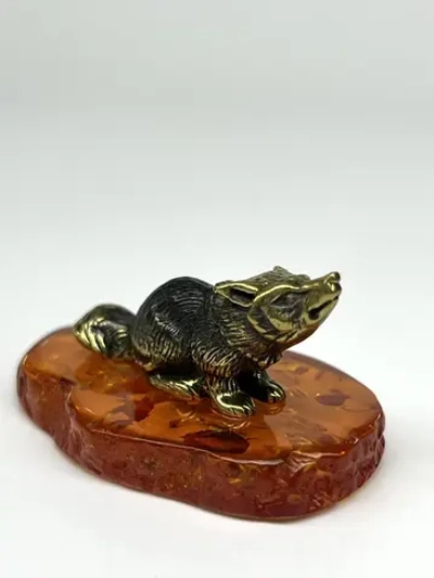 Бронзовая статуэтка на янтаре
