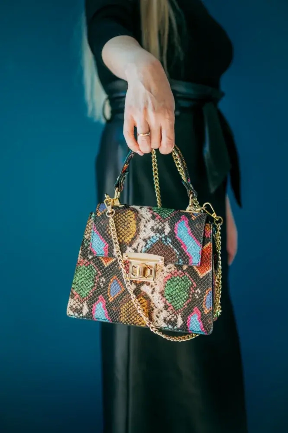 Женская разноцветная сумка из натуральной кожи