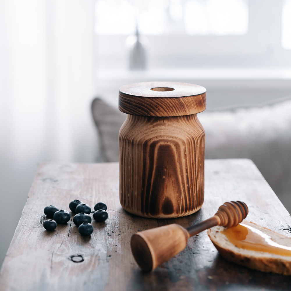 Деревянная чашка (бочонок) для мёда с крышкой и ложечкой для меда из древесины кедра. KD3