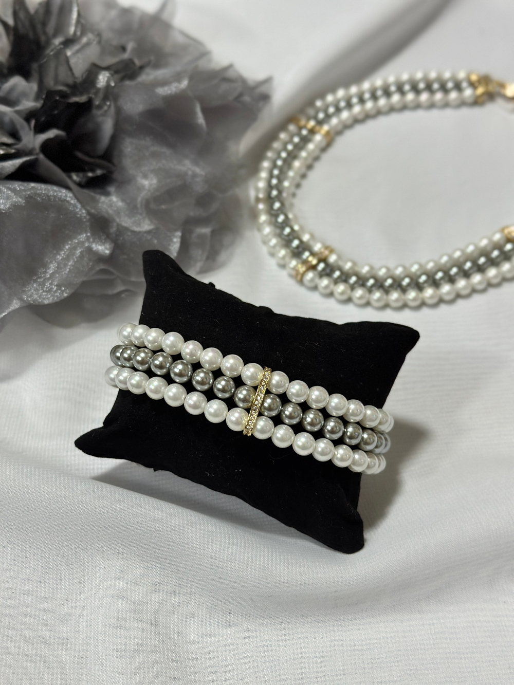 Колье "Парижанка 2" 3 ряда из серого и белого жемчуга Майорка 0,8 см с цирконами, оттенок золото