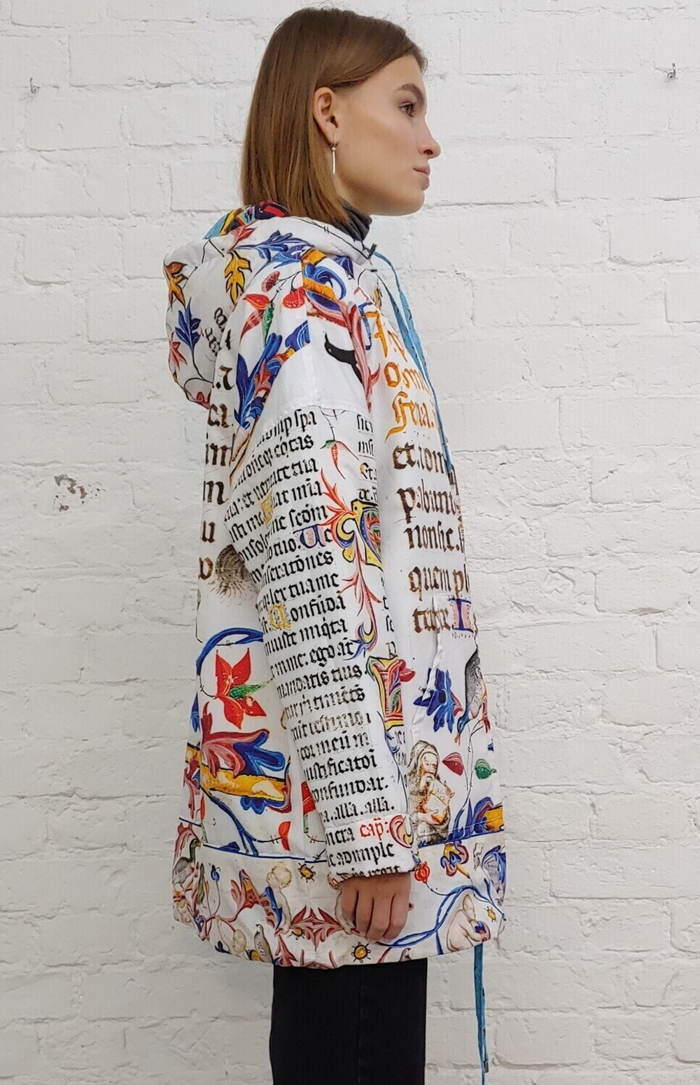 Двусторонняя куртка "Связь времён", по мотивам абстрактной живописи Жоан Миро и готического шрифта и иллюстраций из Бревиария короля Мартина Арагонского