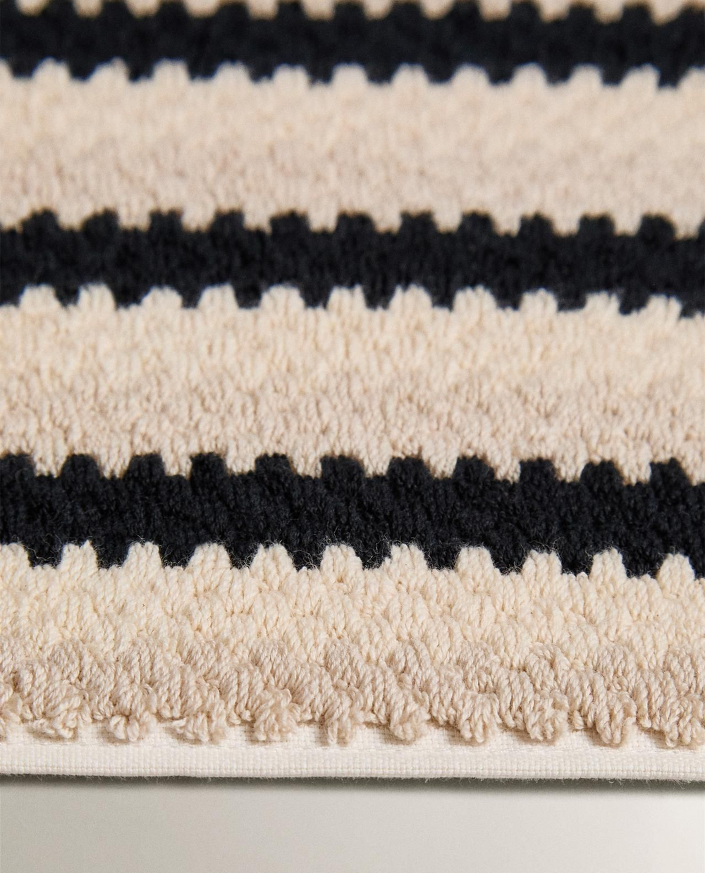 Zara Home - Жаккардовый коврик для ванной комнаты с геометрическим рисунком, черный, 50x80 см