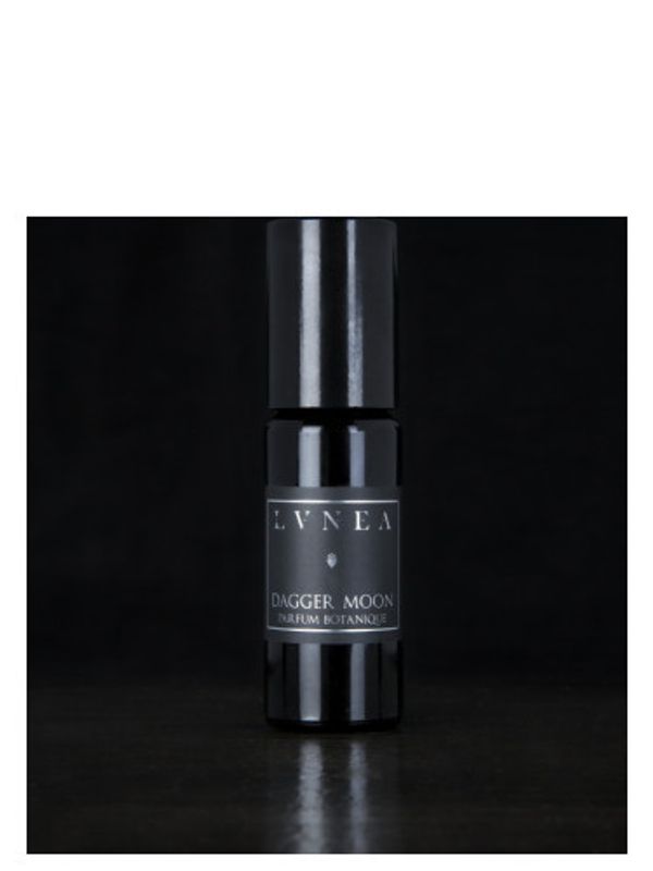 Lvnea Dagger Moon