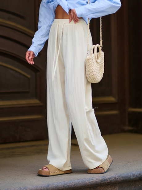 Широкие летние брюки светло-бежевого цвета на резинке