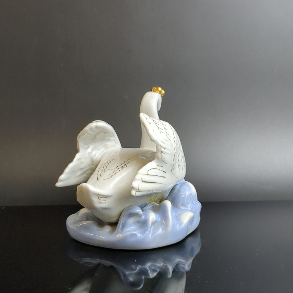 Статуэтка «Царевна-Лебедь», скульптор П.М.Кожин, фарфор, роспись, золочение, Дулевский фарфоровый завод (Дулёво), СССР, 1947-1952 гг.