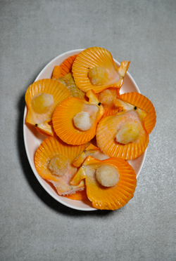 Гребешок на половине раковины Золотой 45/55