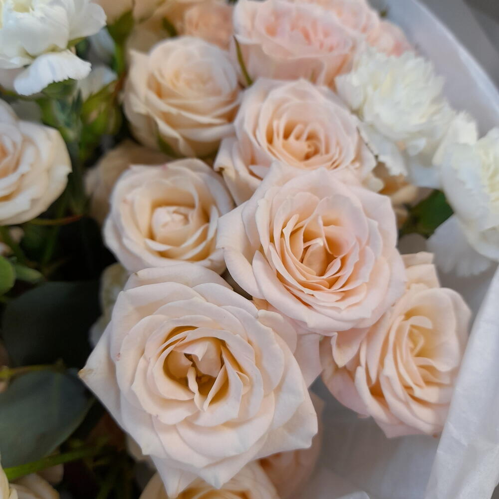 Нежный букет из кустовых роз и ароматного диантуса